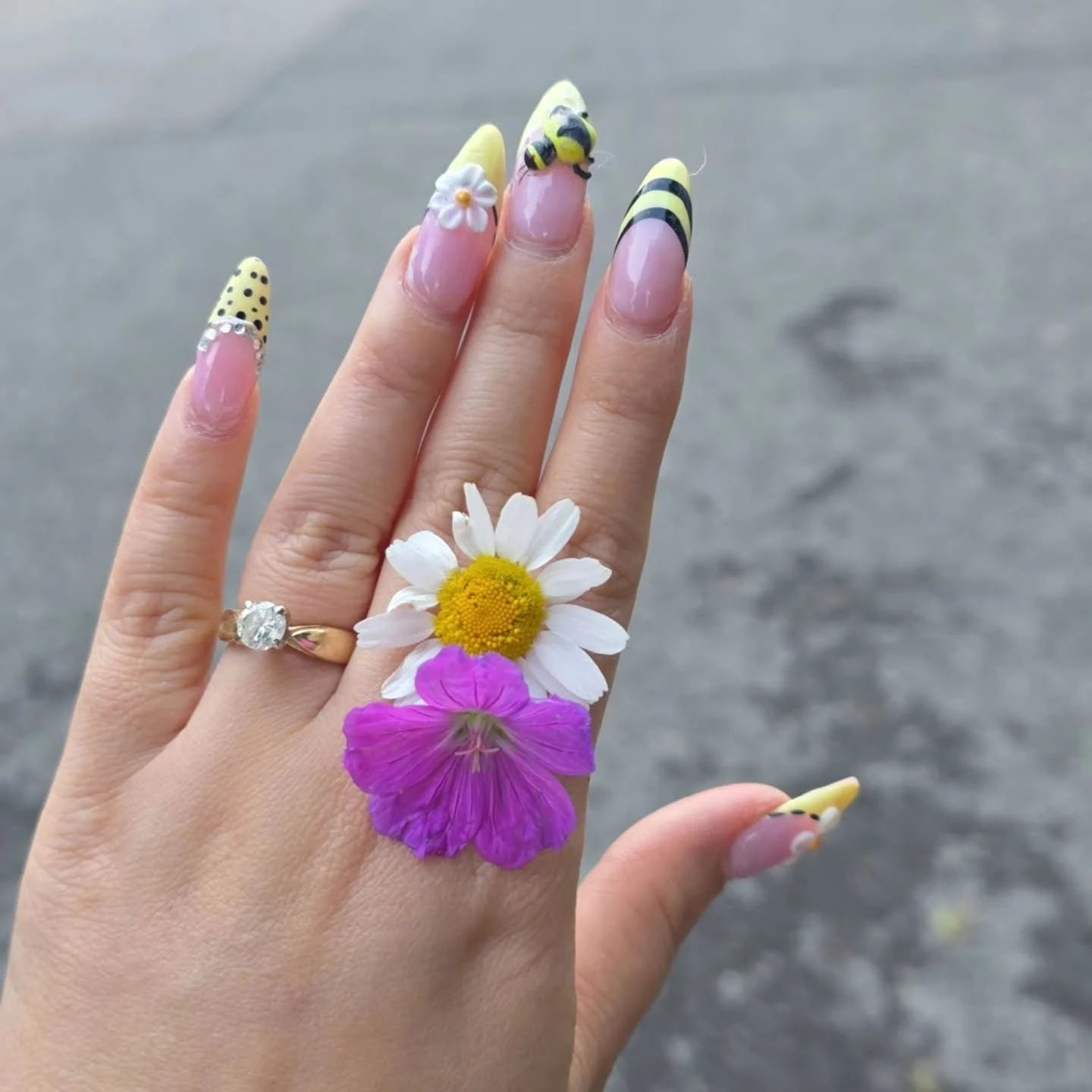 Yellow French nails with daisy details by Ongles Pro